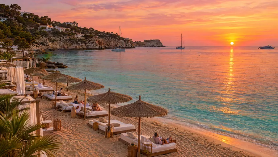 Beach club al atardecer · imagen concepto Grow Ibiza
